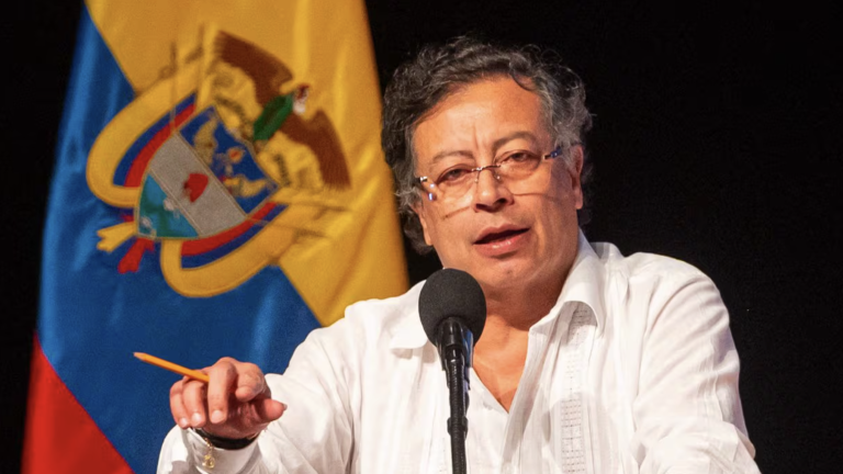 Petro dijo que desde el Ecuador se sabotea el programa de paz de Colombia.