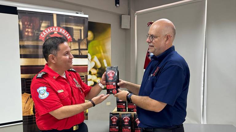 Pedro Huerta (camiseta azul) fundador de Casacas Rojas Café, realizó la entrega de bolsas de café e implementos a diferentes brigadas de bomberos en el país.