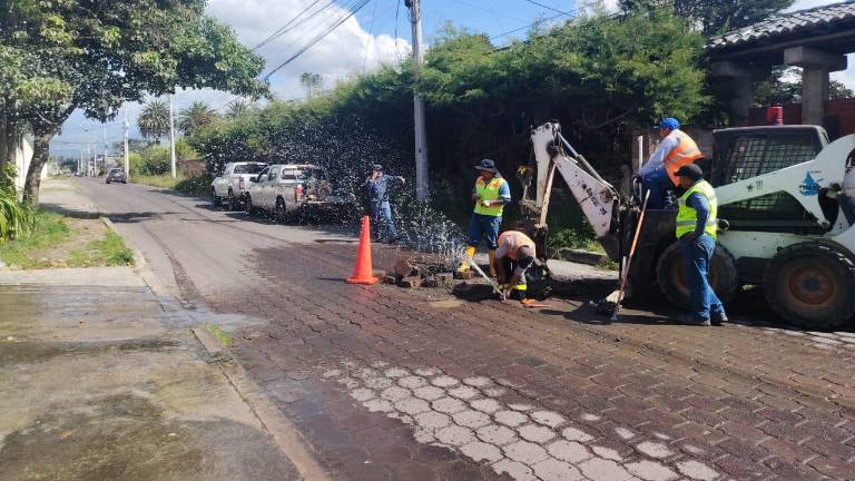 Técnicos de Epmaps realizan reparaciones por cortes de agua potable en Quito