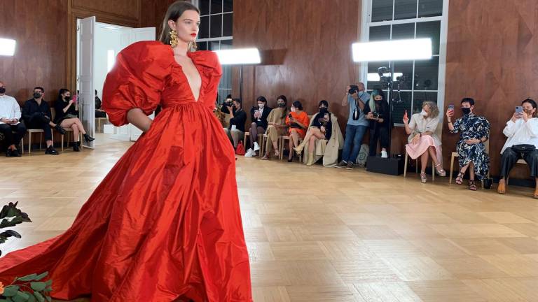 Una modelo luce una creación de la casa de moda Carolina Herrera, durante un desfile de su colección primavera-verano 2022.