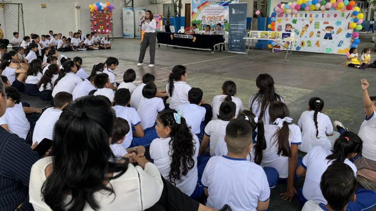 Estudiantes reunidos para la presentación de Reciclando cuido mi planeta.