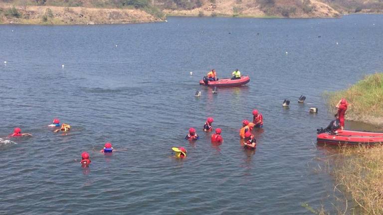Foto referencial de la preparación del Cuerpo de Bomberos para rescates en agua.