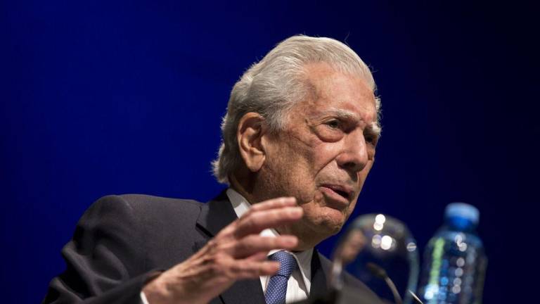 Diario El País, en el que publica sus artículos semanales, dijo que Vargas Llosa está en un hospital madrileño y que se encuentra estable.