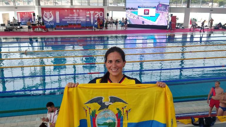 Ecuatoriana María Verónica Córdoba gana medalla de bronce en campeonato de actividades subacuáticas