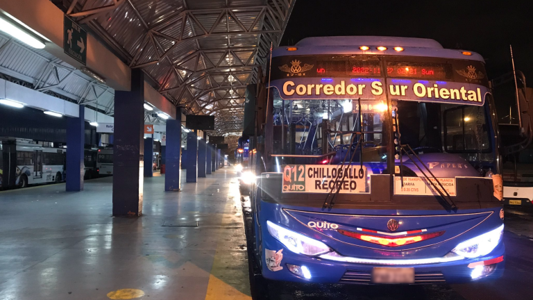 Desarticulan a presunta banda de menores dedicada a robar celulares y billeteras en el transporte público de Quito