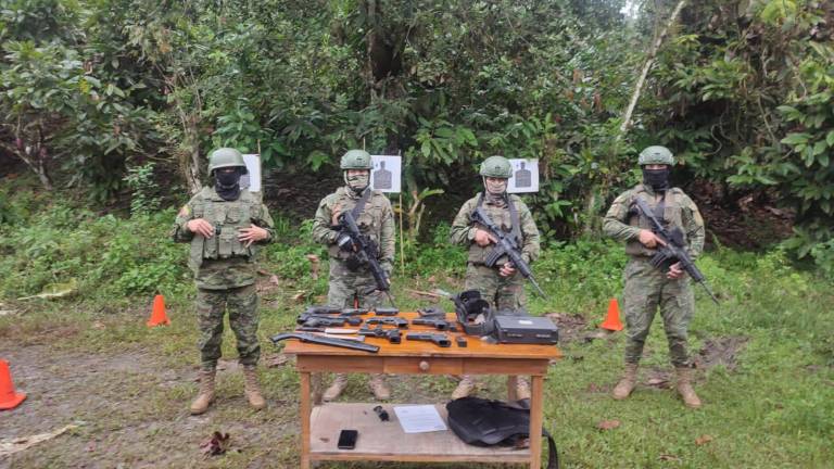 En un operativo, el Ejército ecuatoriano decomisó armamento que era utilizado en un polígono de tiro clandestino.