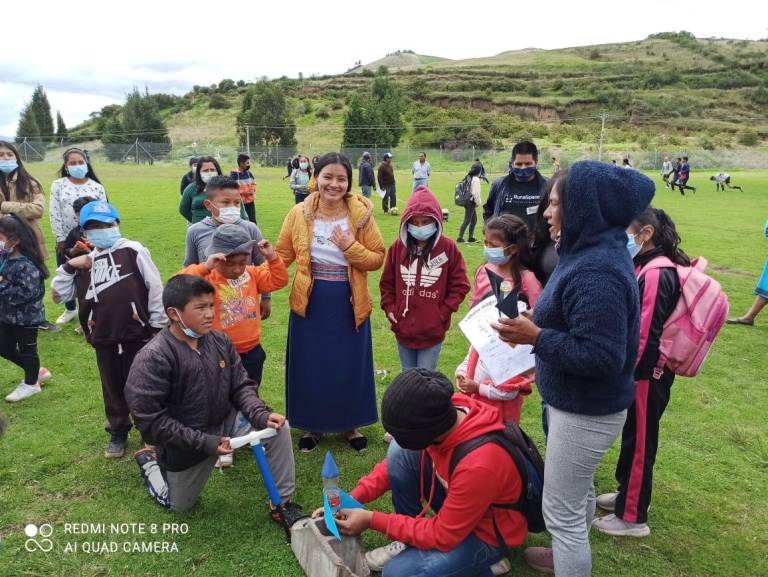 $!Leticia (aparece en el centro de la foto), junto a niños de una comunidad indígena que forman parte del programa Warmi Stem.