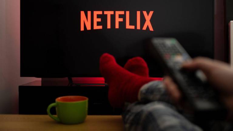 Netflix cobrará a quienes compartan sus cuentas con personas que no viven en el mismo hogar