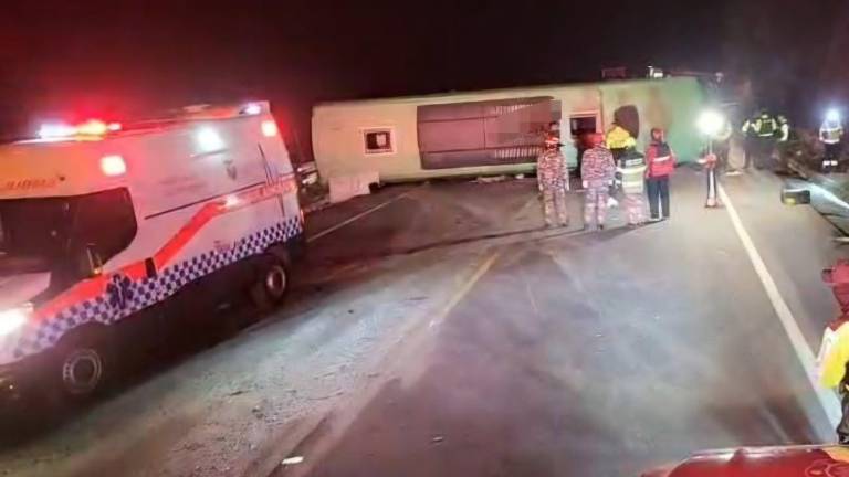 Siniestro de tránsito deja un fallecido y nueve heridos tras volcamiento de un bus en una vía de Tungurahua