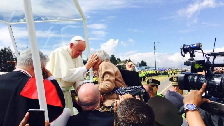 Francisco bendice a una anciana en recorrido del papamóvil