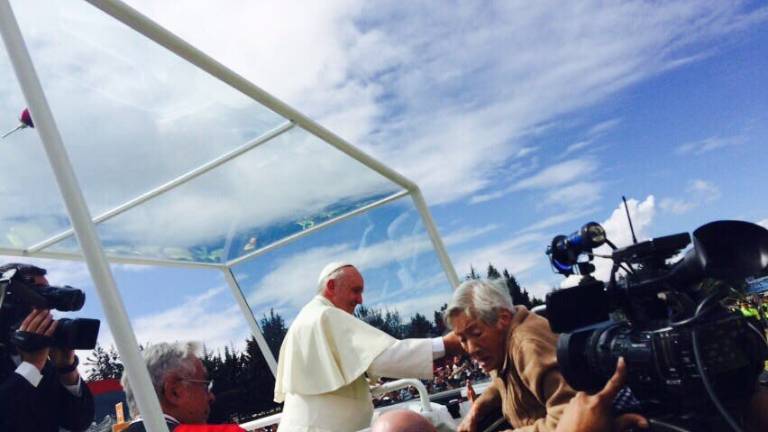Francisco bendice a una anciana en recorrido del papamóvil