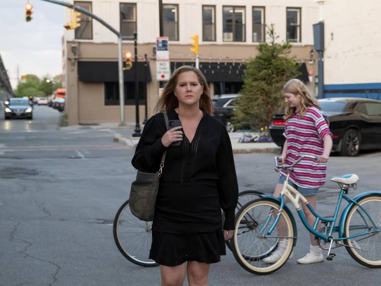 $!Amy Schumer, la única cómica estadounidense capaz de llenar el imponente Madison Square Garden de Nueva York, será una de las responsables de devolver la figura del maestro de ceremonias a los Óscar, después de tres años consecutivos sin presentador. EFE/ Hulu