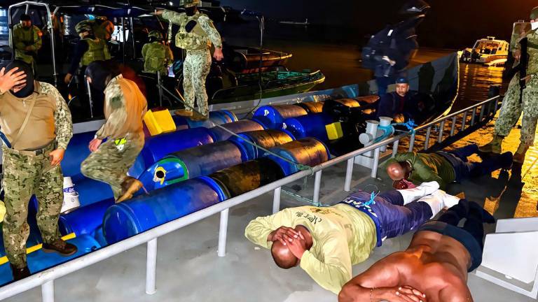 Armada intercepta lanchón con 2.500 galones de combustible de presunto contrabando en Esmeraldas