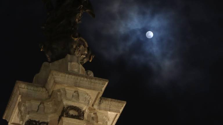 Así se vio el eclipse lunar parcial que atravesó los cielos de Ecuador