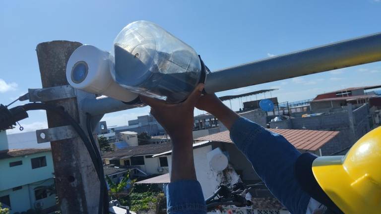 El equipo de investigación de la Universidad Católica de Cuenca ha instalado seis equipos que miden los niveles de polución lumínica, tanto en las islas San Cristóbal y Santa Cruz.