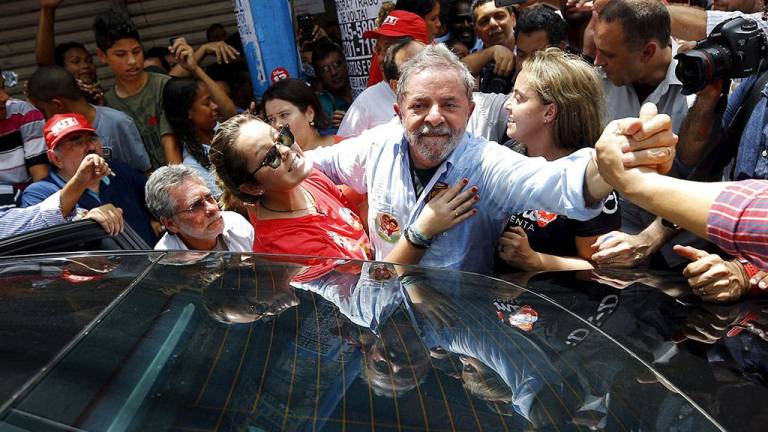 Lula abandona la comisaría tras concluir su declaración