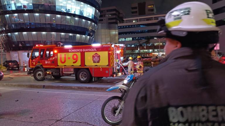 Explosión de vehículo a las afueras del Mall del Sol, en Guayaquil, deja al menos un muerto