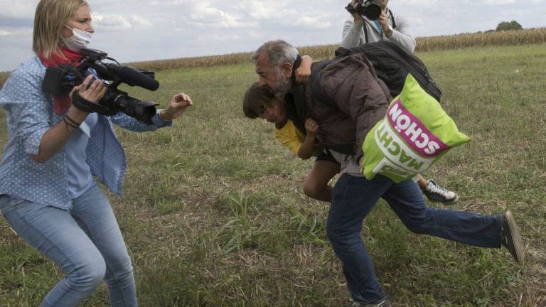 Refugiados agredidos por periodista llegarán a España