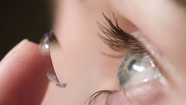 Desarrollan lente de contacto que frena progresión de la miopía