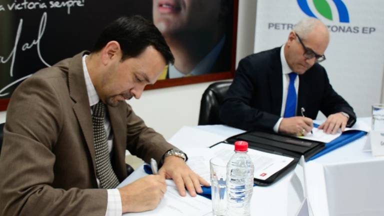 Petroamazonas y Petroperú firman memorando de entendimiento para cooperación