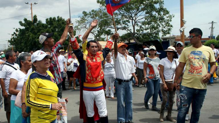 Francisco llama a venezolanos y colombianos a superar crisis