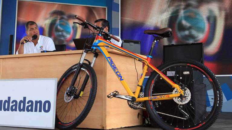 Presidente subasta bicicleta que le regaló homólogo chino