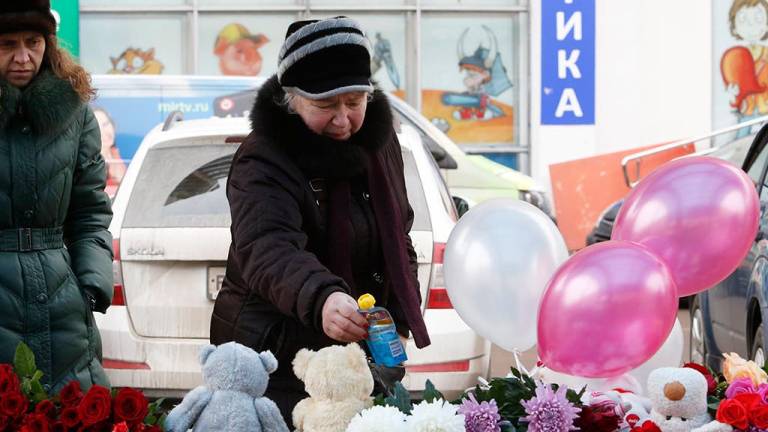 Flores y juguetes en recuerdo de niña decapitada en Moscú