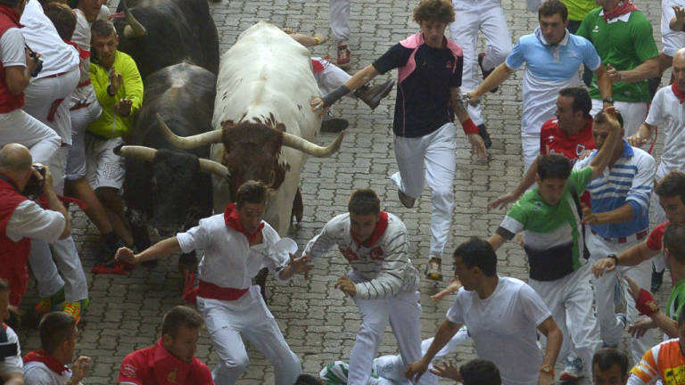 Varios corneados en el primer encierro de San Fermín en España