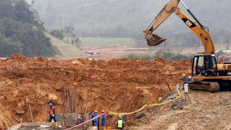 Correa visita proyectos mineros a gran escala en Amazonía