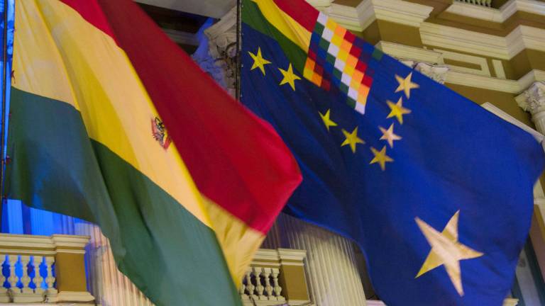 Bolivia iza la bandera de reivindicación marítima