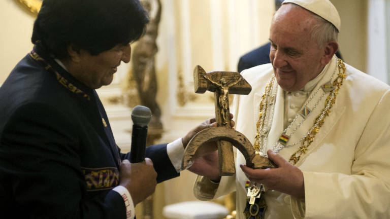 Morales regala al Papa un Cristo crucificado sobre la hoz y el martillo