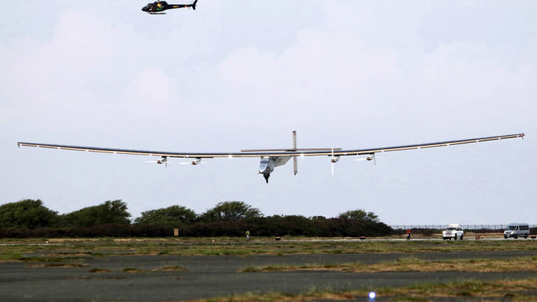 El Solar Impulse 2 aterriza en Hawái tras 120 horas de vuelo