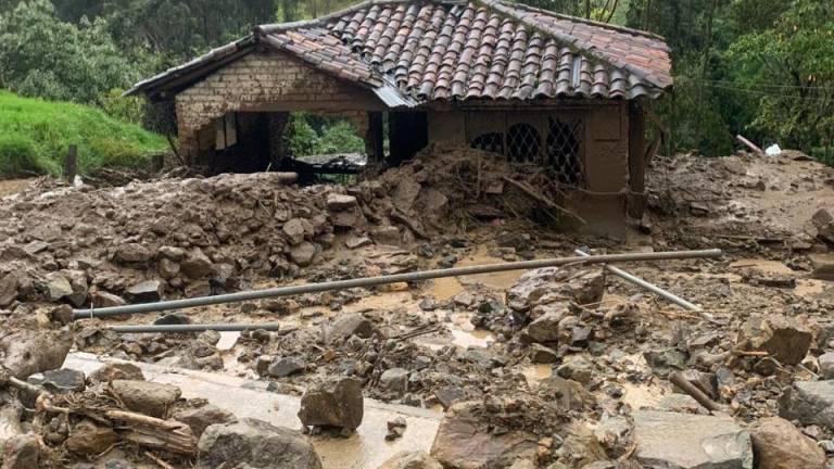 Al menos cuatro fallecidos por aluvión en la vía Cuenca - Molleturo; continúan las labores de evacuación