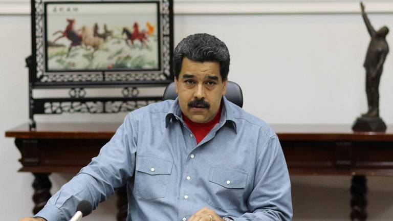 Maduro se protege contra &quot;golpe&quot; y oposición mantiene presión