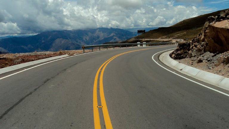 Empresa ecuatoriana construirá una carretera en Bolivia