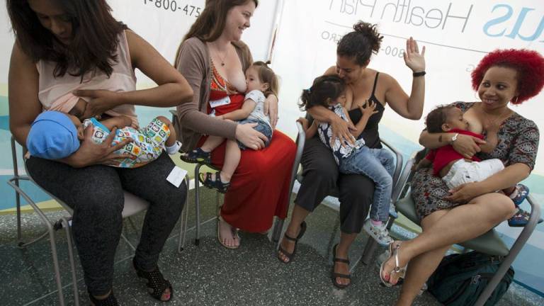 Madres amamantan a bebés frente a Congreso de Paraguay