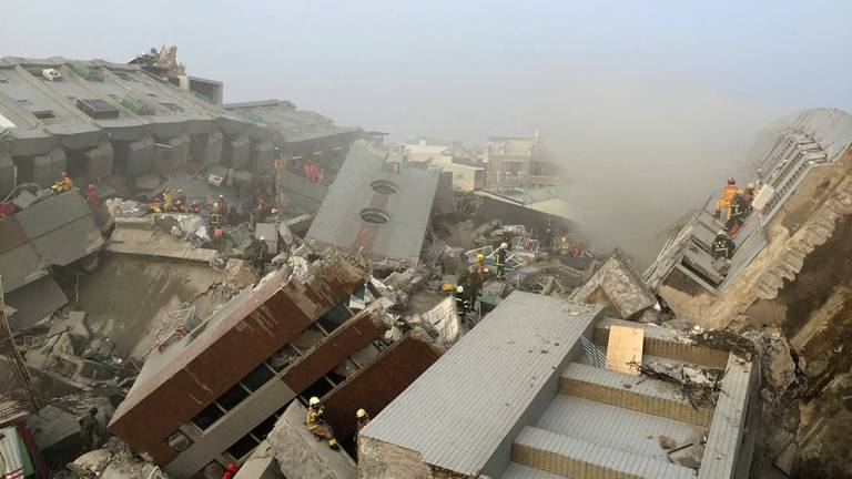 Rescatan a 5 personas dos días después del sismo en Taiwán