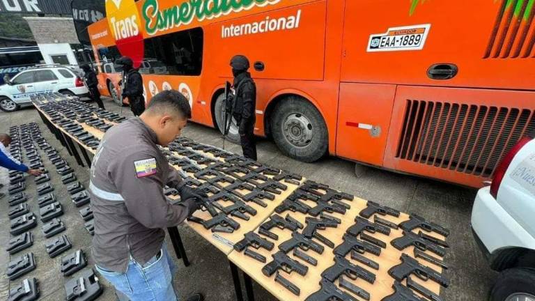 Hallan casi 300 armas y 11.850 municiones dentro de un bus en Napo con destino a Quito