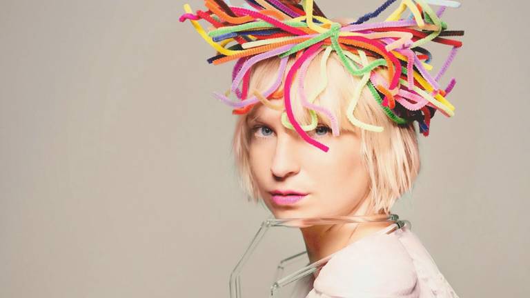 Sia regresa dos años después del éxito "Chandelier"