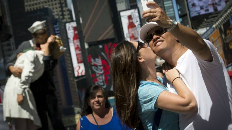 Cientos de parejas recrean el célebre beso de Times Square