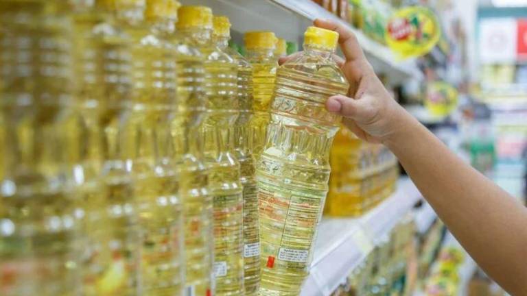 Aceite de girasol en el supermercado.