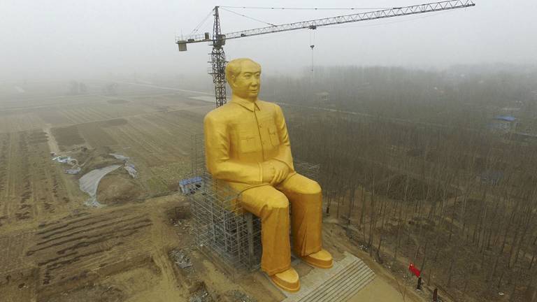 Destruyen estatua gigante de Mao Zedong en China