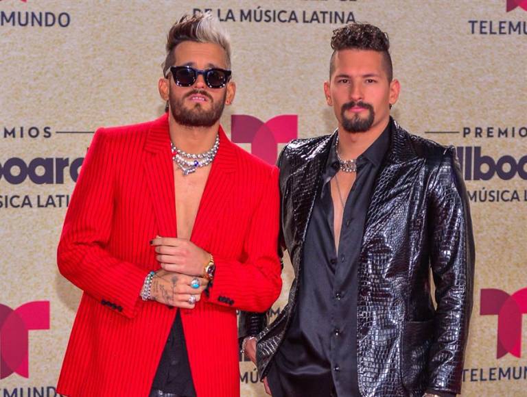 $!De rojo y negro también estaban los venezolanos Mau y Ricky.