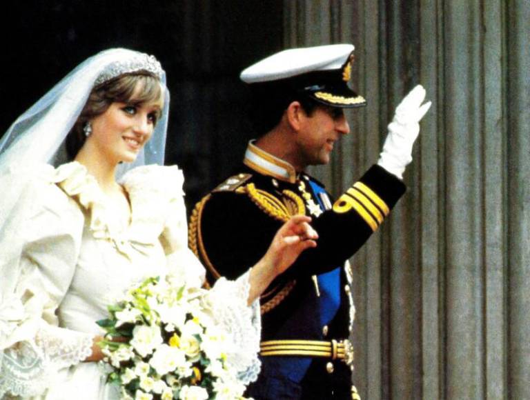 $!La princesa Diana y el príncipe Carlos luego de contraer matrimonio en 1981.