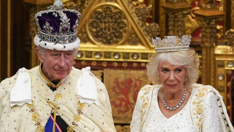 Carlos III pronuncia su primer 'Discurso del Rey' con elecciones en el horizonte y manifestaciones afuera del Parlamento