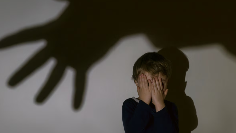 Morona Santiago: madre y padre participaron en la violación de su hijo de 3 años; una ‘bruja’ filtró los videos