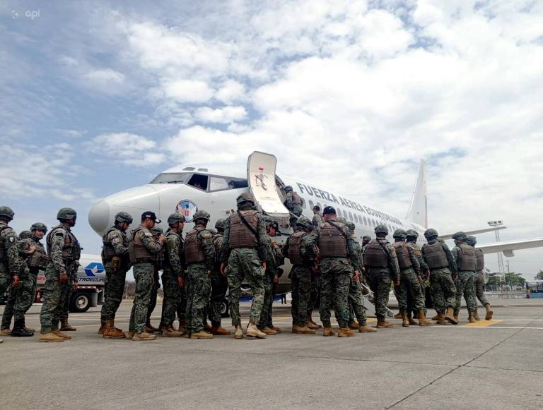 $!Contingentes militares de Guayaquil y Manta se dirige a Quito y Latacunga con la finalidad de reforzar la seguridad y prevenir disturbios.
