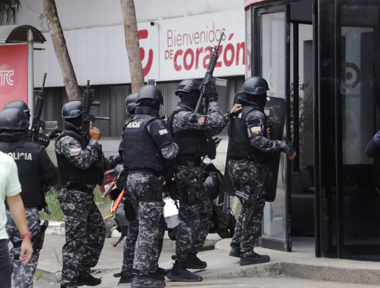 $!Un fuerte contingente de policías ingresando a las instalaciones de TC Televisión.