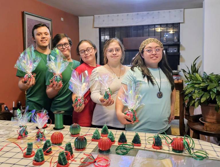 $!Jóvenes con Síndrome de Down exhiben sus creaciones del taller de jabonería.
