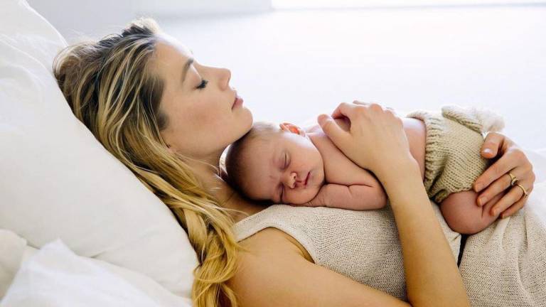 Con esta tierna fotografía la actriz Amber Heard presentó a su pequeña Oonagh, a través de su Instagram.